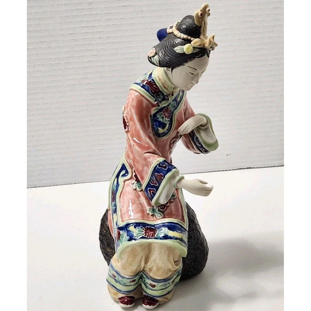Shiwan Chinese Wucai Porcelain Seated Court Lady Figurine Moving Bracelet #75